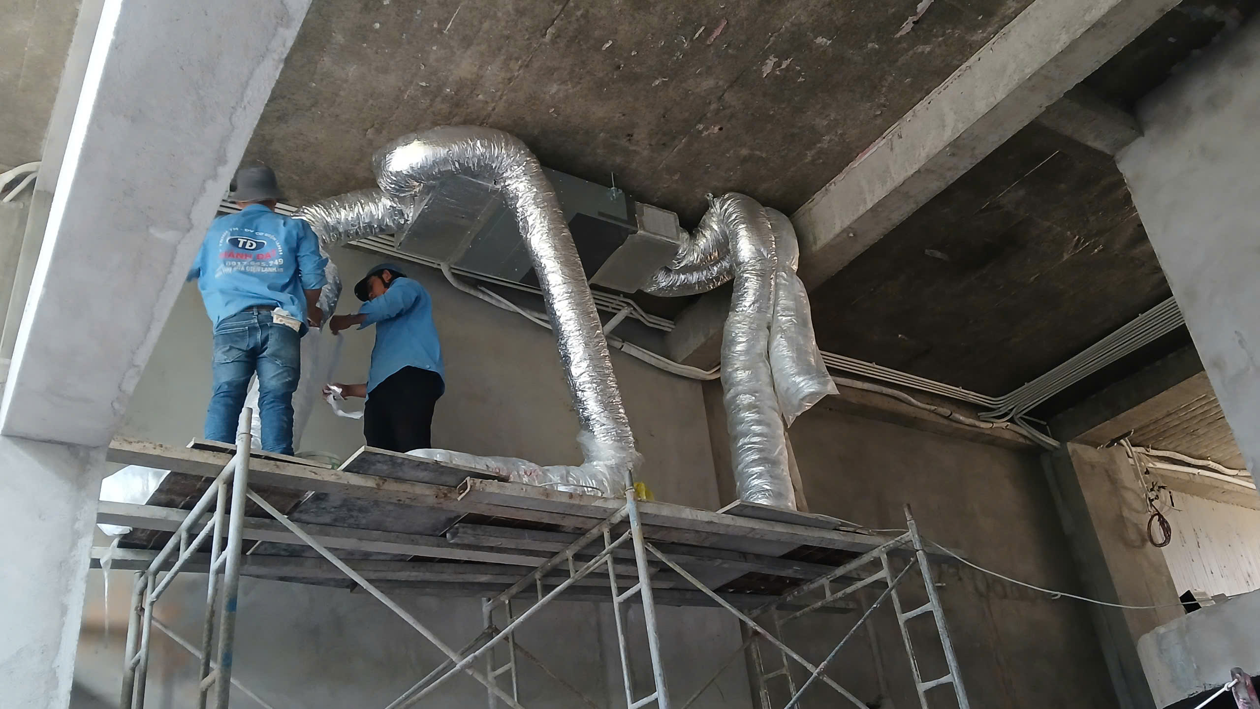 Thi công ống đồng máy lạnh giấu trần nối ống gió quận 2
